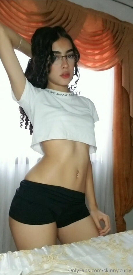 Skinny Curly nude star photo