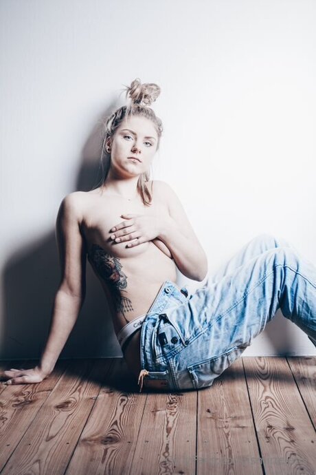 Ismirrelativ exclusive pornstar images