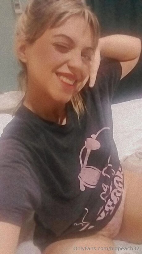 Bigpeach32 erotic actress archive