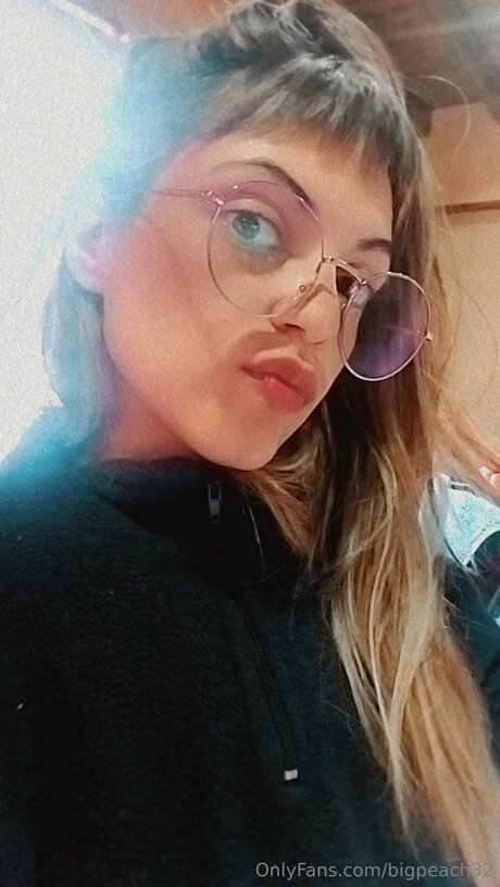 Bigpeach32 art star gallery