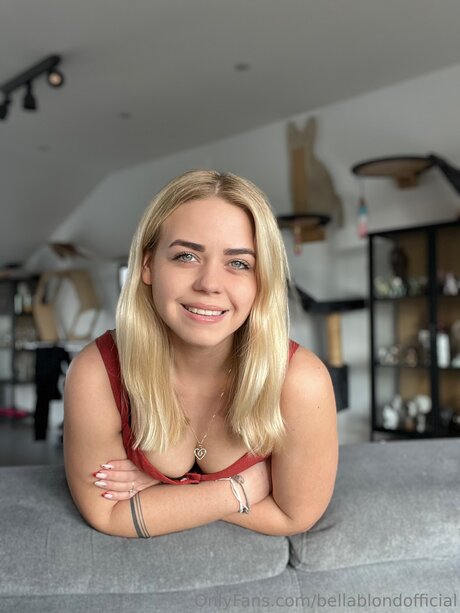 Bellablondofficial model porn image