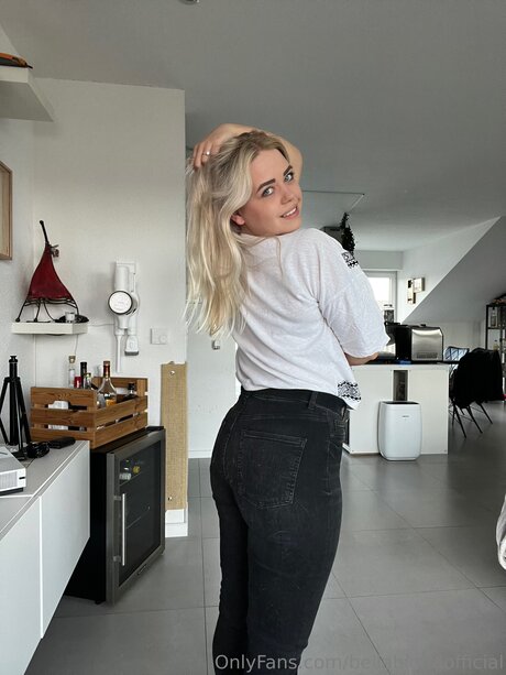 Bellablondofficial star nude picture