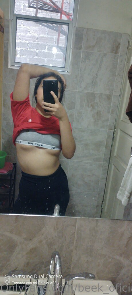 Beek Oficial naked star pics