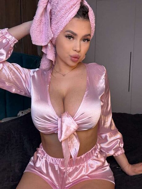 Ariannanoir nude actress photos