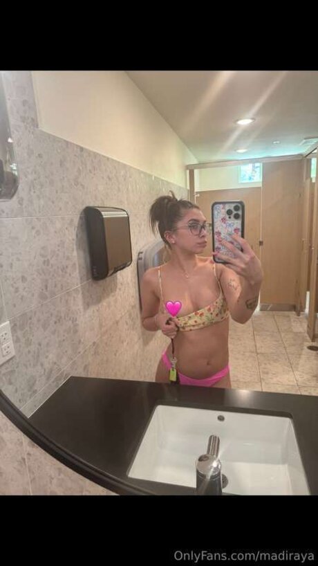 Laylarayaa erotic model picture