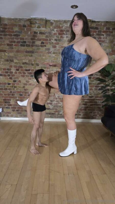 Giantessa pornstar adult pics