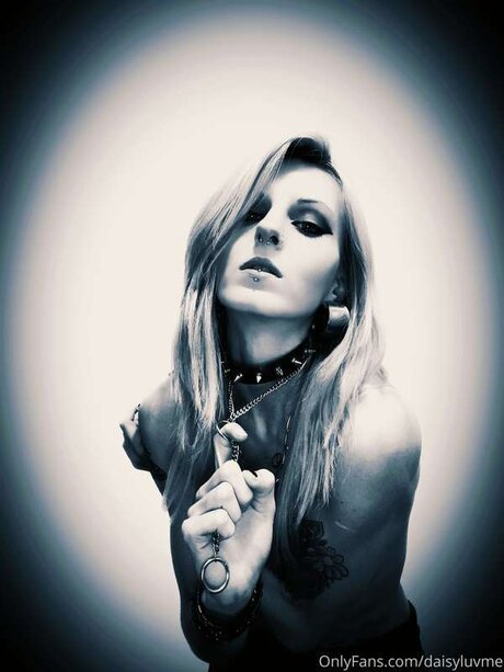 Daisyluvme model perfect pic