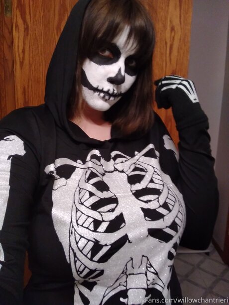 Willowchantrieri model naked picture