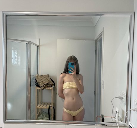 aussiebabyemily model naked picture