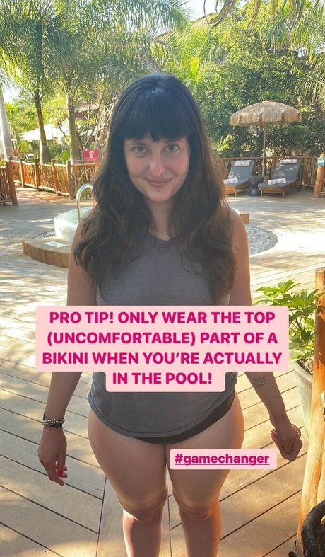 Allison Raskin nice model pic