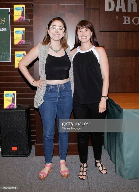 Allison Raskin model pornographic photo