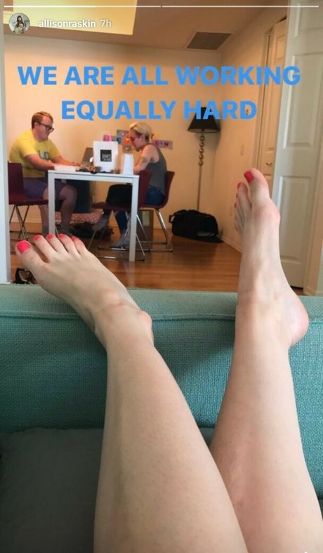 Allison Raskin beautiful actress photo