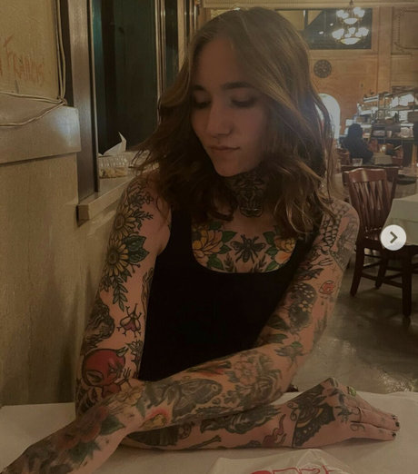 apimpnamedslickkat pretty model img