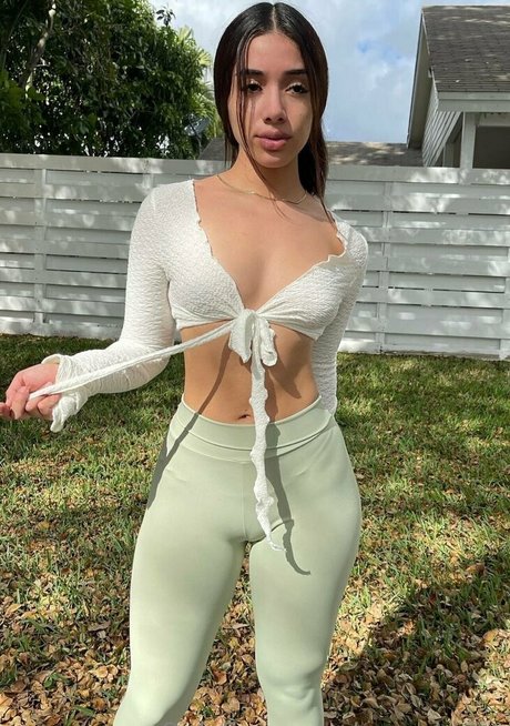 ggpleasee model pornographic picture