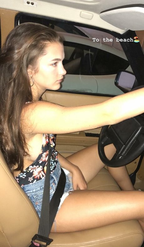 Chloe East star pretty photos