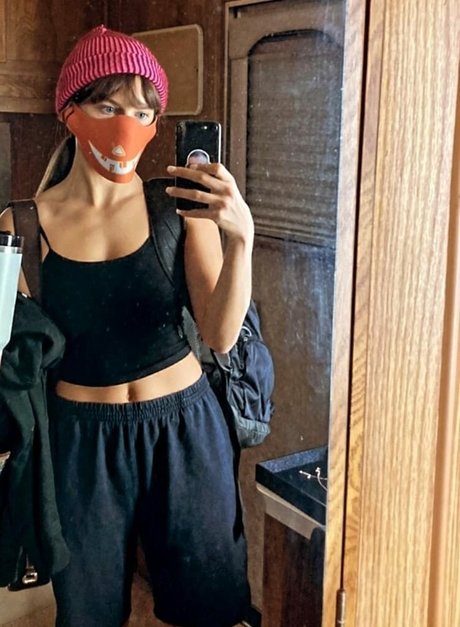 Chloe East pretty pornstar pictures