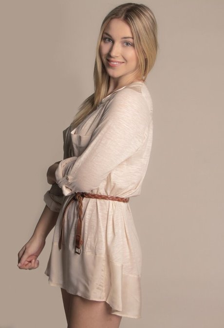 Laura Michalowicz sexy actress img