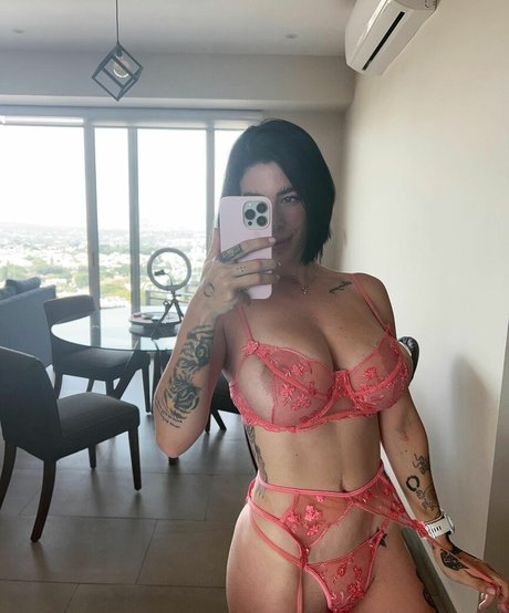 Nikkiolinok model pretty image