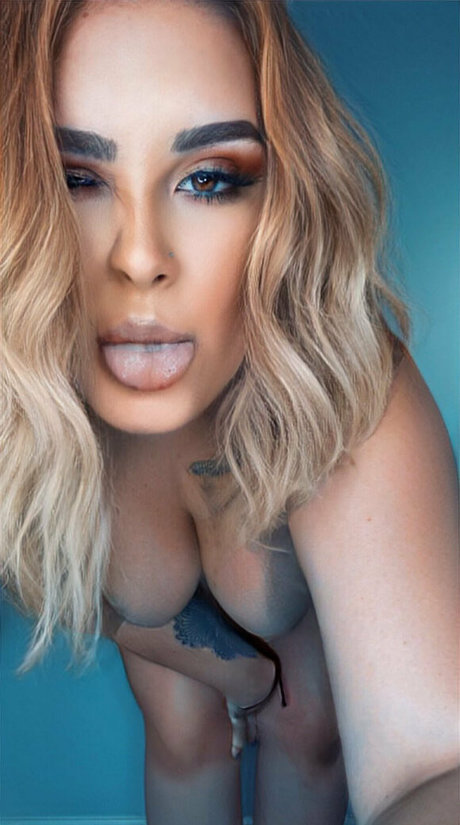 mollygrey previews sexy star pics