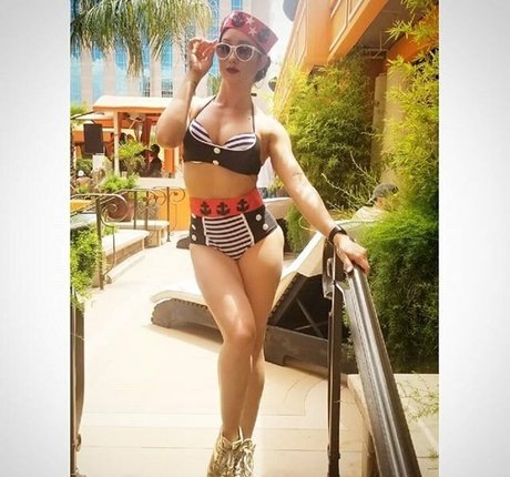 leahshines high quality model pic