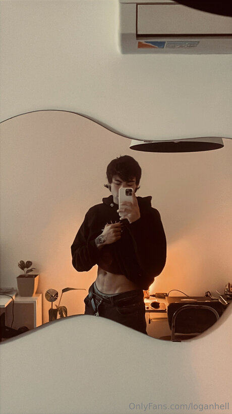 Loganhell naked star picture