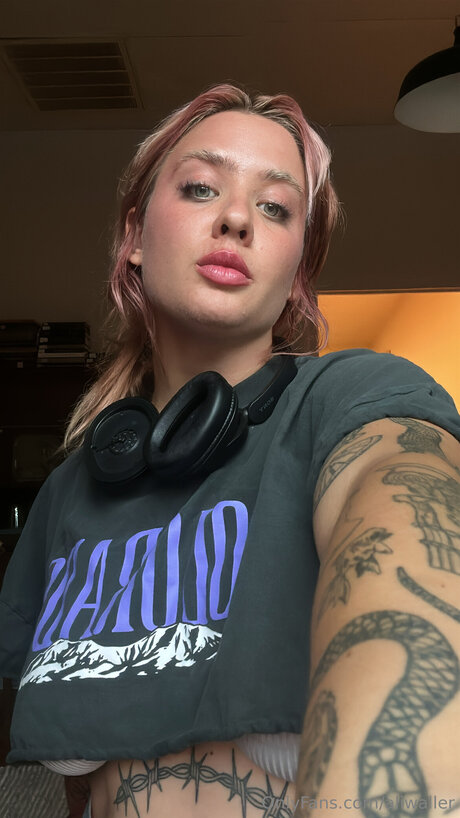 Aliwaller nude model pic