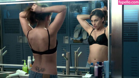 Amy Jo Johnson hd model pics