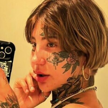 Xpert Throat erotic model photo