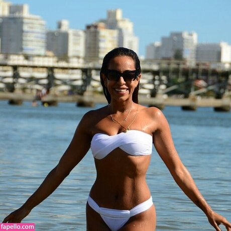 Samantha Schmutz adult model photo