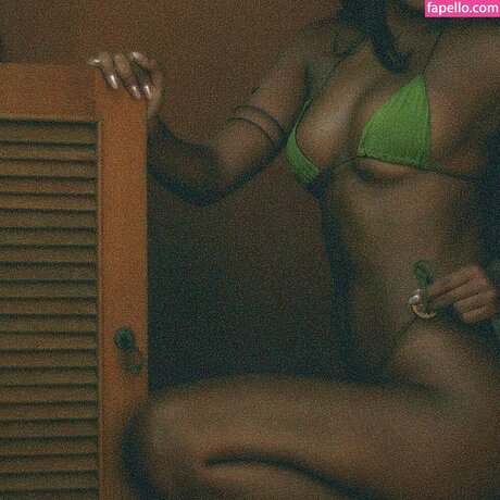 Mell Muzzillo star pornographic images