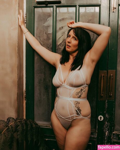 knee deep in life beautiful model img