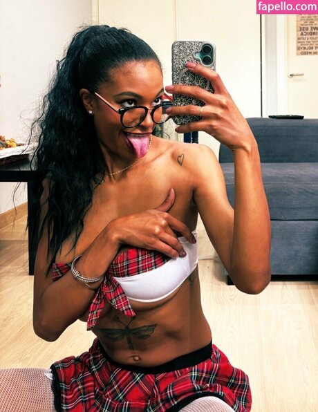 itszurihill model nude archive