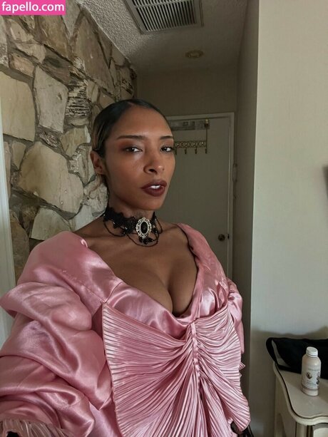 Spellling sexy actress photos