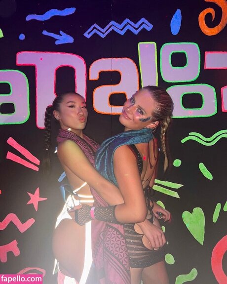 Chloe Aquino sexy model img