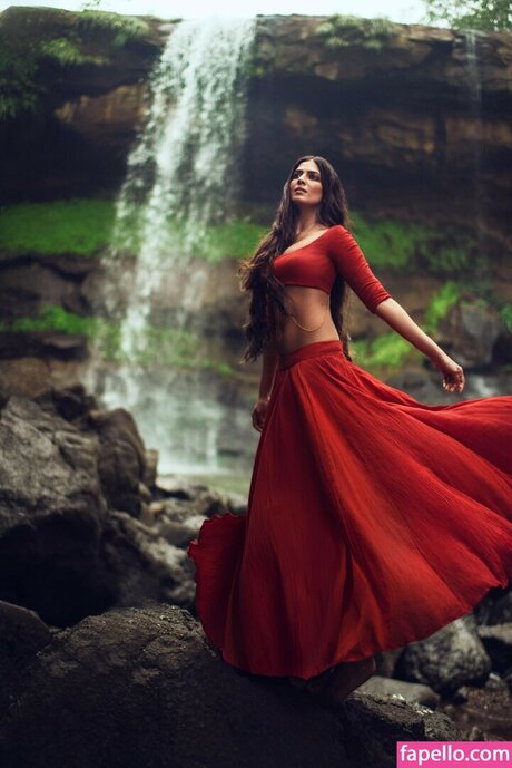 Malavika Mohanan pretty star photo