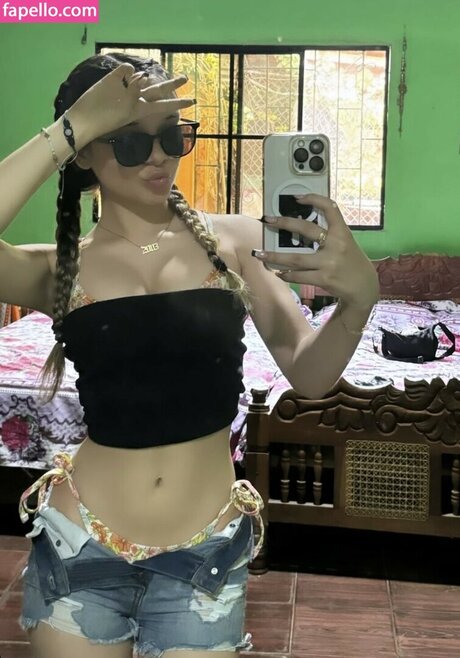 yessseeeniiaa model hd pics