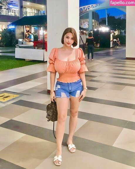 Mitzina Larino beautiful actress photos