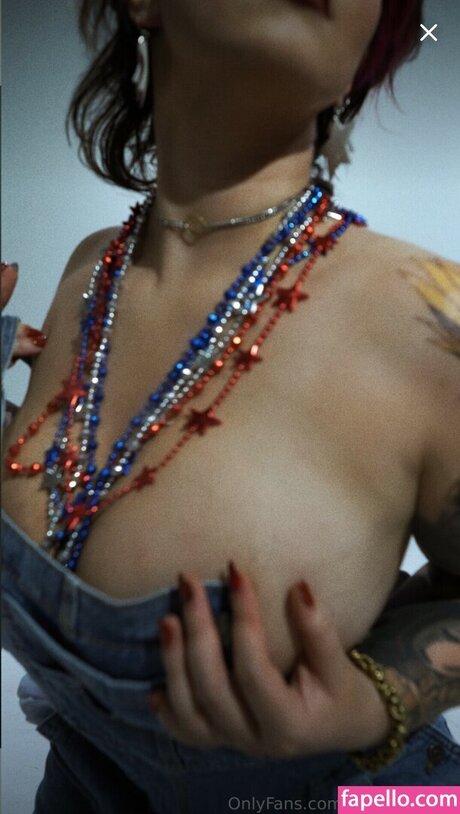 EmeryEXP naked actress image