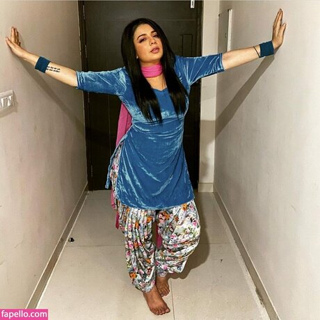 Jasmine Sandlas hot actress img