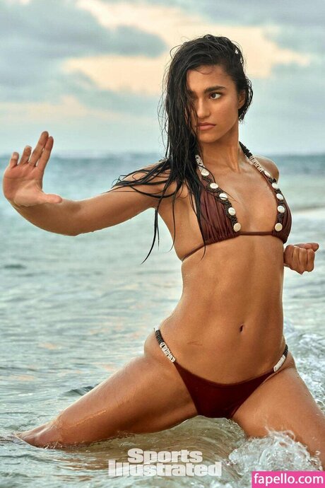 Rayna V model high quality image