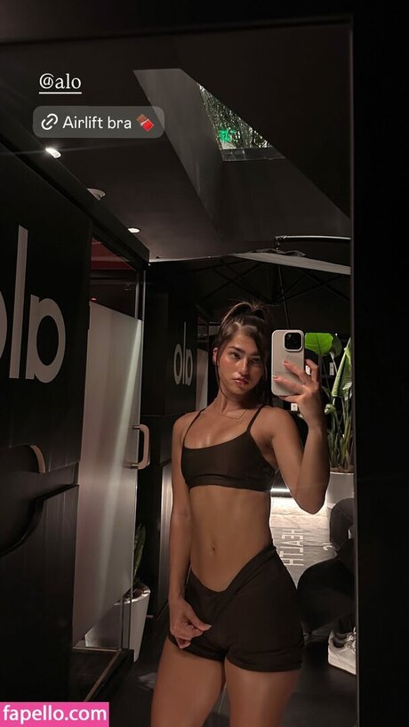 Rayna V porn model img