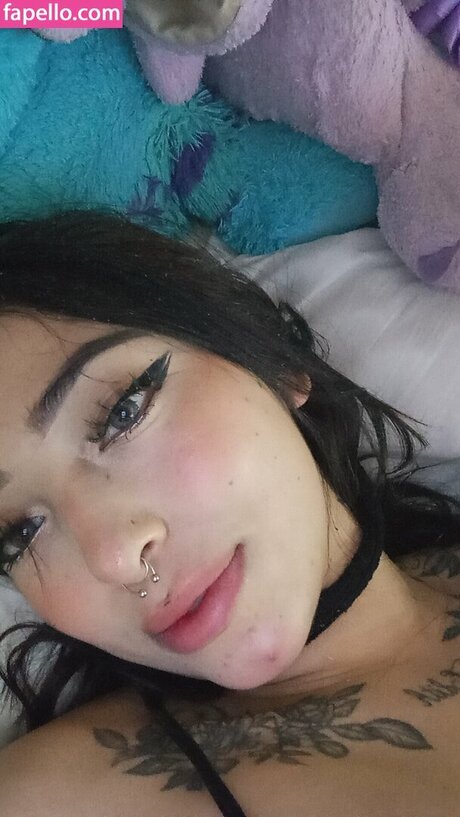 isa red hair hot actress pictures