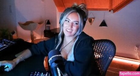 Honeyxxo model hot pic