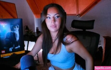 Honeyxxo model high quality pic