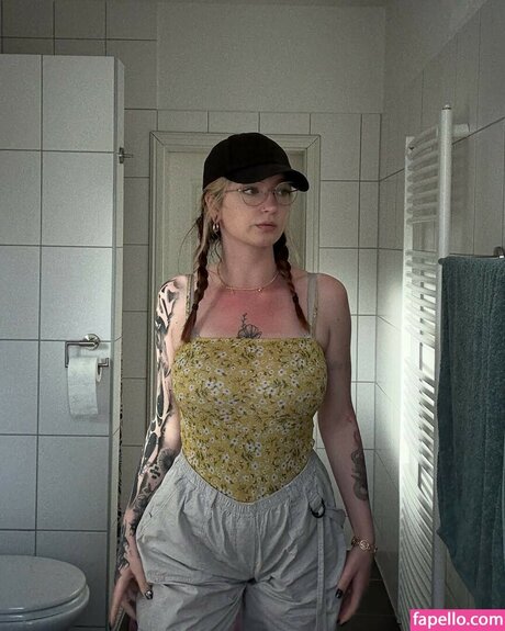 Kiras note erotic actress image