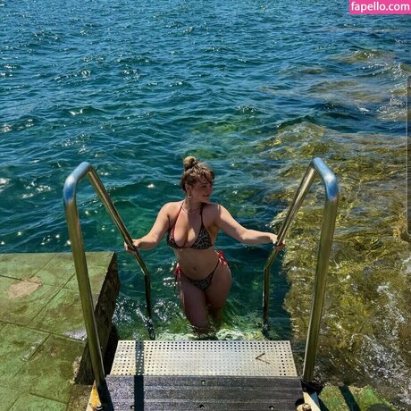 Holly Bayliss pornographic model gallery