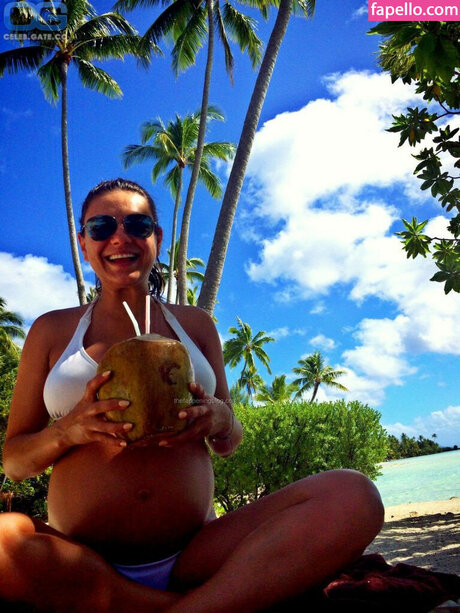 milakunis top star picture