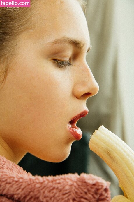 Alecia Fox pornstar nude img