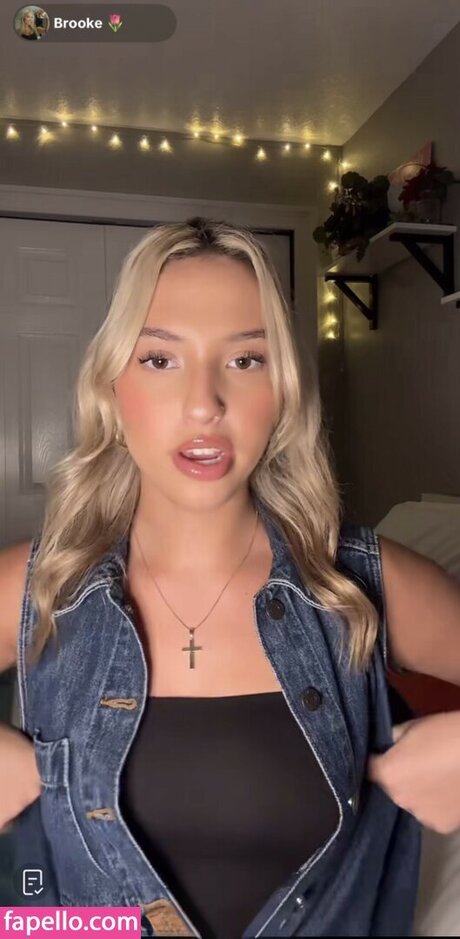 Cloud ASMR star erotic photos