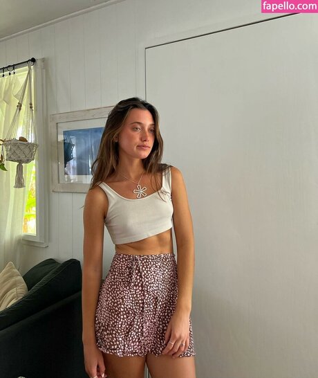 Hannah Meloche model hd photos